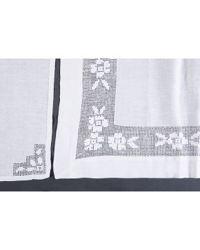 899-Mantelería en lino con deshilado color crudo. A juego con 12 servilletas.