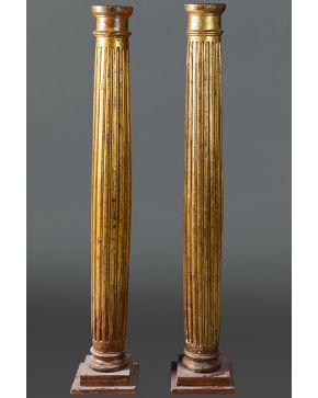 736-Pareja de columnas en madera tallada y dorada. Decoración acanalada en el fuste. S. XIX.