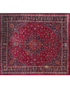 388-Gran alfombra Tabriz en lana con profusa decoración vegetal sobre campo granate. 
