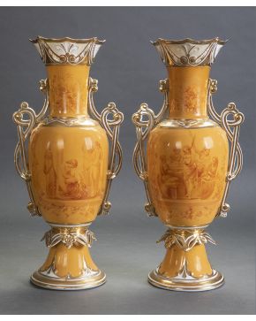 383-Pareja de jarrones en porcelana centroeuropea esmaltada con decoración de escenas clásica y boca rizada. Detalles en dorado. c. 1900.
