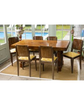 716-Conjunto de comedor Art Decó: formado por mesa con cajones en los extremos y 6 sillas en madera con tapicería actual de damero. Precisa barnizado.