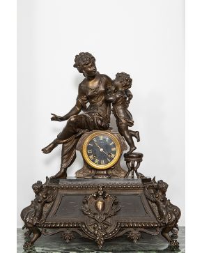 683-Reloj de sobremesa en metal pavonado. Francia. s. XIX.