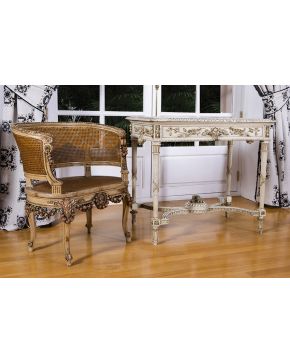 894-Lote formado por mesa vitrina y butaca estilo rococó con respaldo y asiento de rejilla en madera tallada y decapada en blanco. con detalles de policro