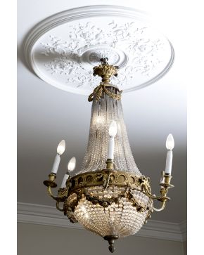 687-Lámpara de techo tipo globo estilo Luis XVI. En bronce dorado y cristal. con hilos de cuentas. Decoración de guirnaldas. Con seis brazos portavelas. 