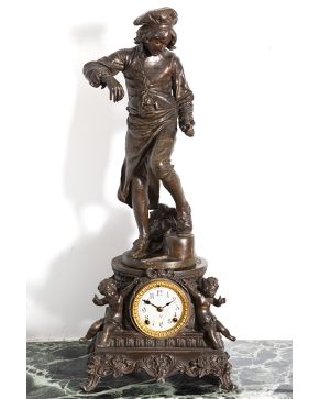702-Reloj en metal pavonado. Francia. ff. s. XIX.
