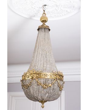 681-Lámpara de techo tipo globo estilo Luis XVI. En bronce dorado y cristal. con hilos de cuentas. Decoración de guirnaldas.