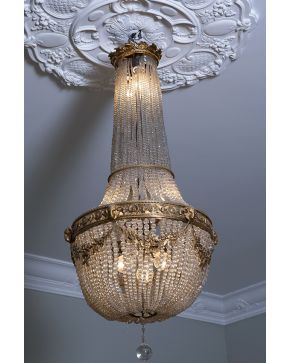 672-Lámpara de techo tipo globo estilo Luis XVI. En bronce dorado y cristal. con hilos de cuentas. Decoración de guirnaldas. Esfera en el remate. 