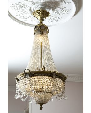 653-Lámpara de techo tipo globo estilo Luis XVI. En bronce dorado y cristal. con hilos de cuentas. Decoración de guirnaldas y esferas de cristal colgantes