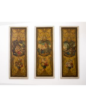 673-Lote de tres paneles decorativos procedentes de un biombo. Con decoración pintada estilo rococó a base de jarrones con flores y escenas pastoriles. Al