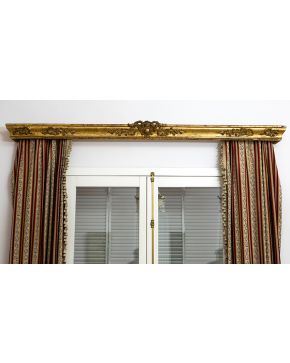 677-Galería de cortina en madera tallada y dorada. s. XIX. a