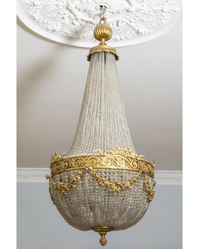 696-Lámpara de techo tipo globo estilo Luis XVI. En bronce dorado y cristal. con hilos de cuentas. Decoración de guirnaldas.