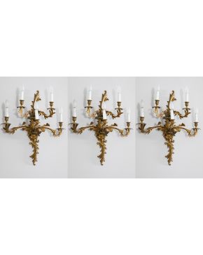 685-Lote de tres apliques estilo Luis XV. De cinco luces. En bronce dorado. 
