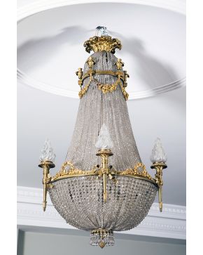 657-Lámpara de techo tipo globo estilo Luis XVI. En bronce dorado y cristal. con hilos de cuentas. Decoración de guirnaldas y antorchas. 