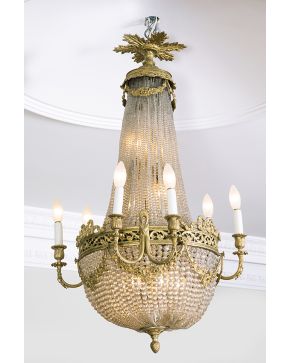 718-Lámpara de techo tipo globo estilo Luis XVI. En bronce dorado y cristal. con hilos de cuentas. Decoración de guirnaldas. Con tres brazos dobles portav