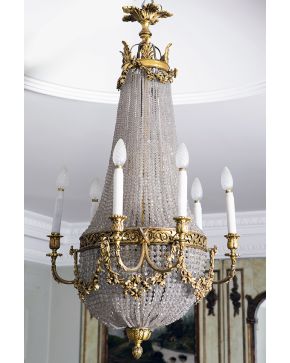 690-Lámpara de techo tipo globo estilo Luis XVI. En bronce dorado y cristal. con hilos de cuentas. Decoración de guirnaldas. Con tres brazos dobles portav