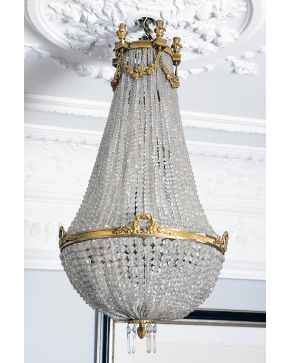 712-Lámpara de techo tipo globo estilo Luis XVI. En bronce dorado y cristal. con hilos de cuentas. Decoración de guirnaldas. 