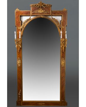 700-Gran espejo estilo Luis XVI. Francia pp. s. XX.