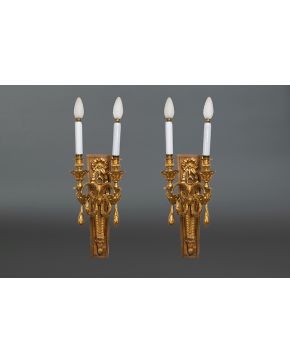 701-Pareja de apliques de dos luces en bronce dorado estilo Luis XVI.