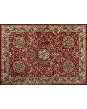 895-Alfombra persa en lana con campo color burdeos y decoración de motivos vegetales y florales. Cenefa en color crema. 
