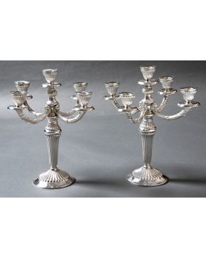 453A-Pareja de candelabros de cinco luces en plata española punzonada. 