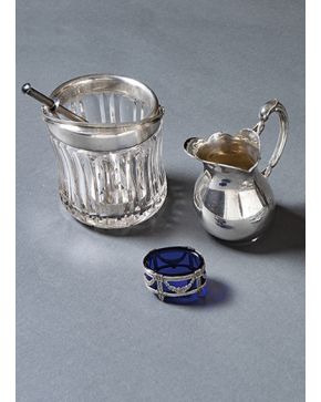 453E-Lote en plata española punzonada formado por: jarrita. salero de pellizco con cuenco en vidrio azul cobalto y hielera en vidrio moldeado (se acompaña 