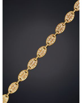 121-ELEGANTE PULSERA DE ESLABONES OVALADOS  Y BRILLANTES. CALIDAD EXTRA. Montura en oro amarillo de 19k.