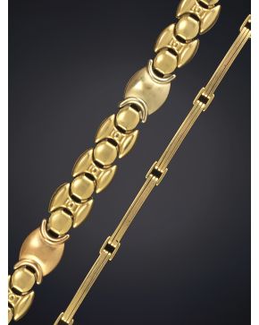 122-LOTE DE DOS PULSERAS EN ORO AMARILLO DE 18K: una de dos oros y fina pulsera de eslabones en forma de barrita. 