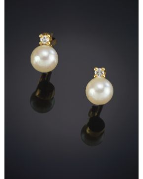 15-PENDIENTES DE PERLAS DE 0.5MM DE DIAMETRO APROX. CON PEQUEÑO BRILLANTE EN GARRAS. Montura en oro amarillo de 19k.