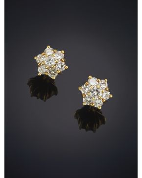 16-PENDIENTES DE BRILLANTES DISPUESTOS EN FORMA DE FLOR. Montura en oro amarilllo de 19k.