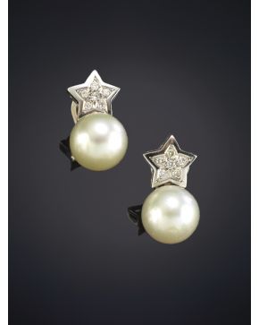 17-BELLOS PENDIENTES DE PERLAS AUSTRALIANAS DE 9MM QUE PENDEN DE UNA ESTRELLA DE BRILLANTES sobre una montura de oro blanco de 18K.
