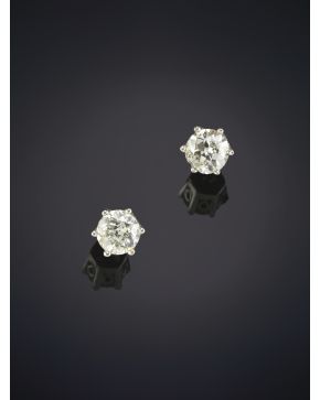 21-EXQUISITOS PENDIENTES DORMILONAS DE BRILLANTES sobre una montura de oro blanco de 18K.