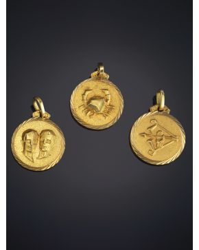 36-LOTE DE TRES COLGANTES CON SIGNOS DEL ZODIACO EN ORO AMARILLO DE 18K. 