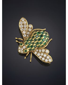 376-ELEGANTE BROCHE CON FORMA DE ABEJA. CON ESMERALDAS Y BRILLANTES CALIDAD EXTRA. sobre una montura de oro amarillo de 18K.