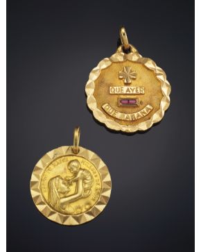 4-LOTE DE DOS COLGANTES EN ORO AMARILLO DE 18K. 