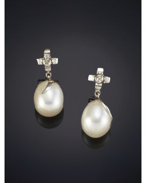 40-ELEGANTES PENDIENTES DE PERLAS CULTIVADAS QUE PENDEN DE UNA CRUZ CON BRILLANTES sobre una montura de oro blanco de 18K.