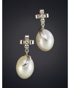 41-ELEGANTES PENDIENTES COLGANTES DE PERLAS CULTIVADAS Y BRILLANTES sobre una montura de oro blanco de 18K.