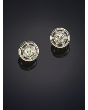 45-PENDIENTES CHATONES DE BRILLANTES sobre una montura de oro blanco de 18k. Peso total de los brillantes: 0.40ct. aprox.