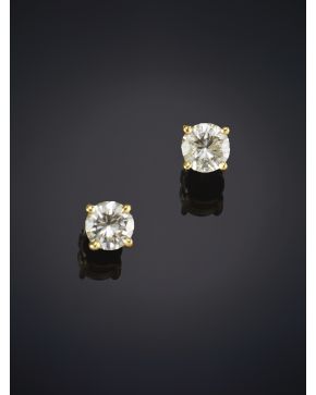 47-PENDIENTES DE BRILLANTES EN GARRAS. Montura en oro amarillo de 19k.