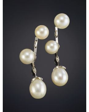 48-BELLOS PENDIENTES COLGANTES DE PERLAS CULTIVADAS Y BRILLANTES sobre una montura de oro blanco de 18K.