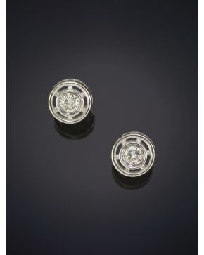 56-PENDIENTES CHATONES DE BRILLANTES sobre una montura de oro blanco de 18k.