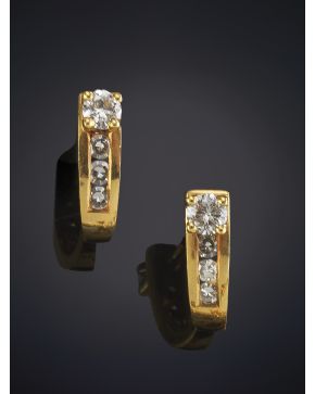 58-CRIOLLAS DE BRILLANTE EN GARRAS CON LINEA DE TRES BRILLANTES MÁS PEQUEÑOS. CALIDA EXTRA.Montura en oro amarillo de 19k.