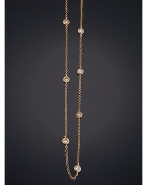 580-ELEGANTE GARGANTILLA CON CHATONES DE BRILLANTES DE 0.4CT APROX sobre una montura y con cadena en oro rosa de 18K.
