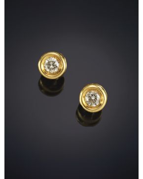 60-PENDIENTES DE CHATONES DE BRILLANTES. Montura en oro amarillo de 19k