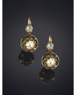 67-DELICADOS PENDIENTES ANTIGUOS CON DIAMANTES. TALLA ANTIGUA. orlado por detalles de esmalte negro. sobre una montura de oro amarillo de 18k.