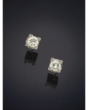 69-ELEGANTES PENDIENTES DORMILONAS DE BRILLANTES sobre una montura de oro blanco de 18K.