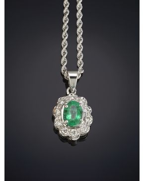 70-ELEGANTE COLGANTE DE ESMERALDA ORLADA POR BRILLANTES sobre una montura y cadena en oro blanco de 18K.