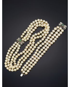 72-ELEGANTE CONJUNTO DE PERLAS CULTIVADAS FORMADO POR GARGANTILLA DE TRES HILOS DE PERLAS A JUEGO CON LA PULSERA. Broche en oro blanco de 18k con brillan