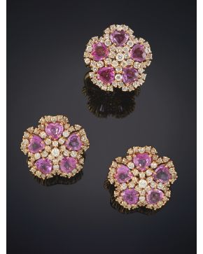 767-BELLO CONJUNTO FORMADO POR PENDIENTES Y SORTIJA  EN FORMA DE FLORES CON PÉTALOS DE ZAFIROS ROSAS Y BRILLANTES. Montrua en oro rosa de 18k.