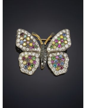 783-ELEGANTE BROCHE CON FORMA DE MARIPOSA CON BRILLANTES Y ZAFIROS EN DISTINTAS TONALIDADES CALIDAD EXTRA. sobre una montura de oro amarillo de 18K.