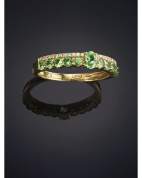 8-ELEGANTE SORTIJA CON PERIDOTO CENTRAL Y DOS HILERAS DE BRILLANTES Y PERIDOTOS sobre una montura de oro amarillo de 18K